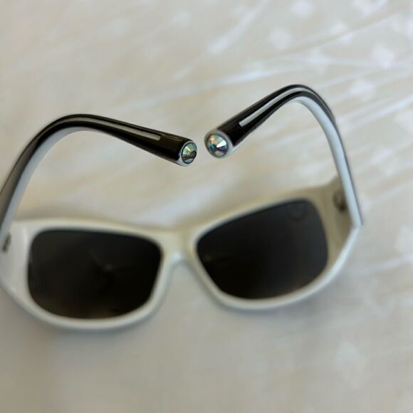 Kathy Von Zealand Sunglasses - Picture 3 of 6
